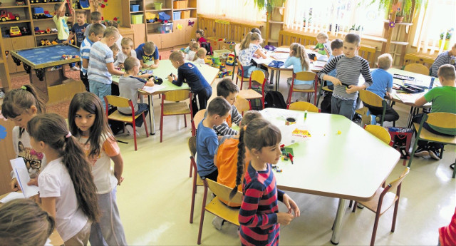 Czwartkowy Poranny: Tłok w świetlicach, dzieci jedzą obiady o godz. 10.30
