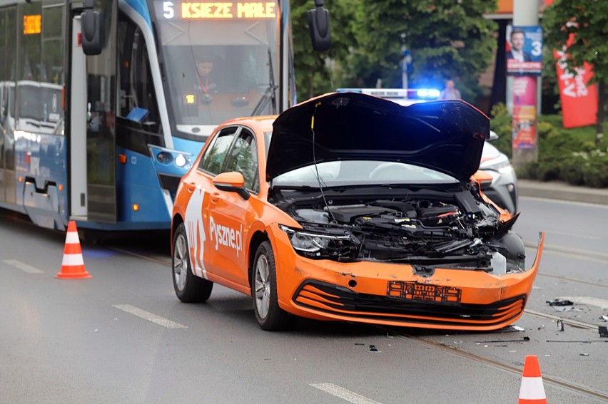 (07.05.2024) Wypadek busa i auta osobowego na ul....