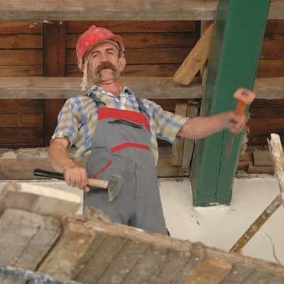 Andrzej Furman zaczął wczoraj remont dachu sali gimnastycznej w Gimnazjum nr 3 przy ul. Szkolnej