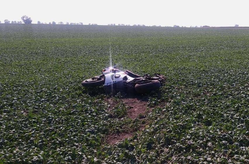 Tragedia w Brzeźnie. Motocyklista zginął na miejscu. Pojazd uderzył w drzewo