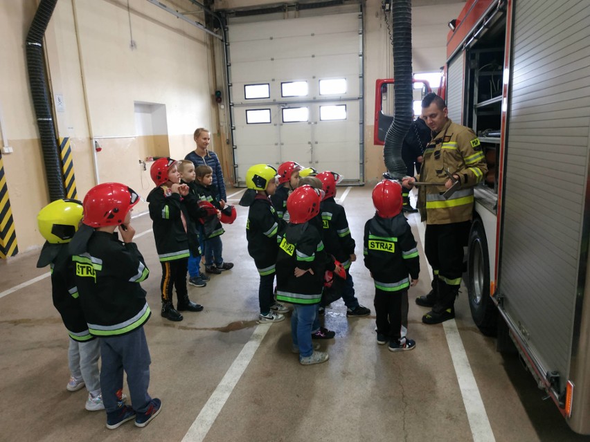 Dzieciaki u bytowskich strażaków.