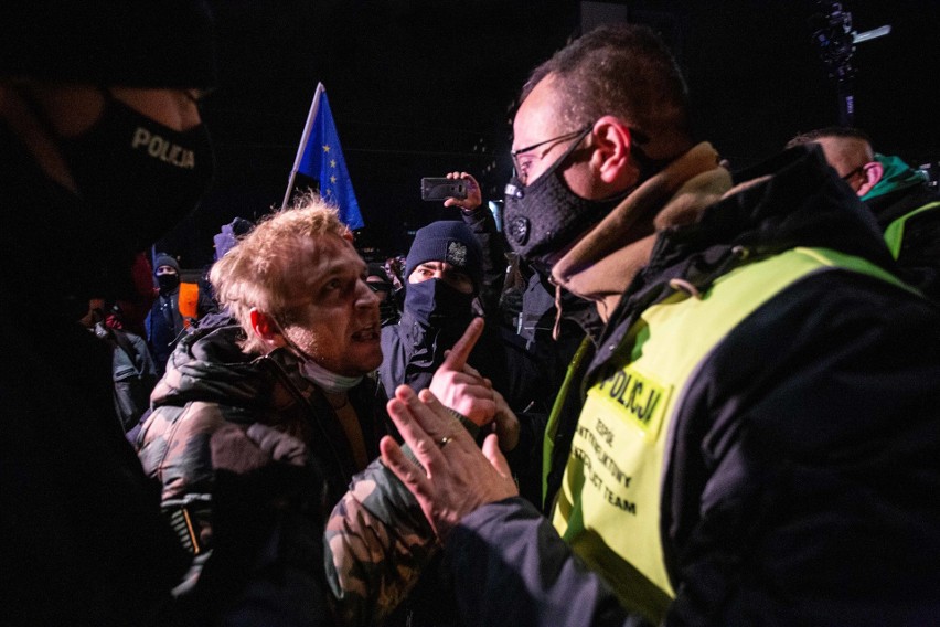 Gaz, zatrzymanie i karetka na marszu Strajku Kobiet we Wrocławiu. Co tam się wydarzyło?