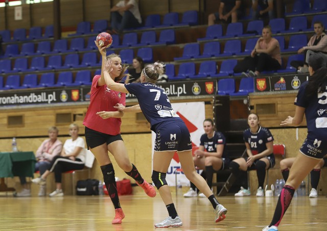 Suzuki Korona Handball zajęła trzecie miejsce w turnieju. Magda Więckowska (na zdjęciu z piłką) w sobotnim meczu zdobyła aż 12 bramek.