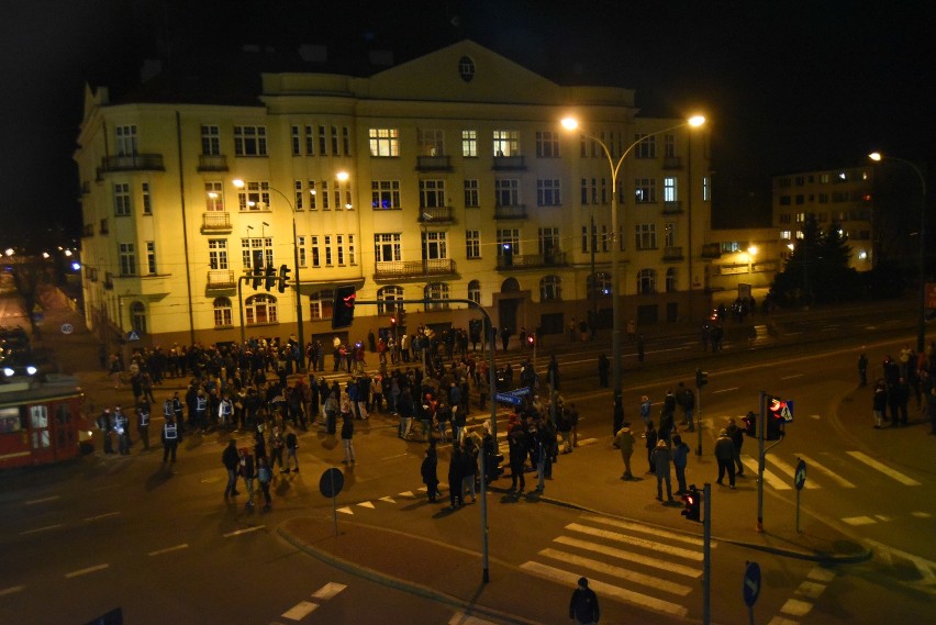 Zamieszki pod komenda policji w Sosnowcu