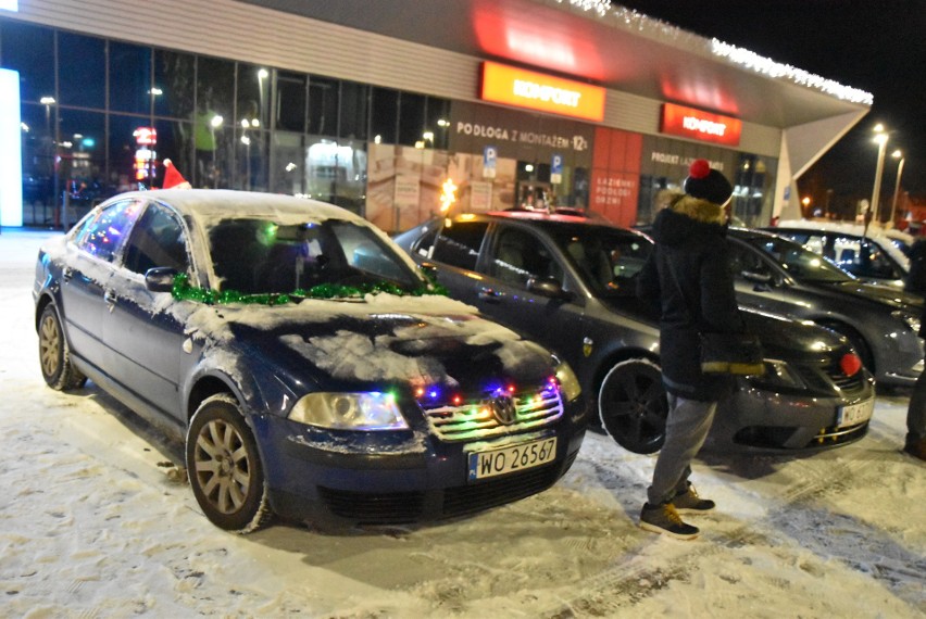 Motoryzacyjne mikołajki w Ostrołęce. Ozdobione świątecznie auta zjechały 3.12.2023 na parking galerii handlowej