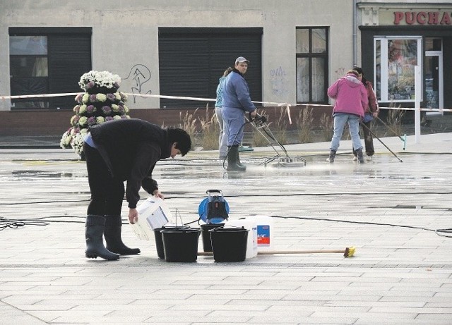 Całkowity koszt prac, czyli czyszczenia, zużytej wody, energii elektrycznej oraz samej impregnacji wyniesie39 tysięcy złotych. Wykonawcą jest firma "Perfekt&#8221;.