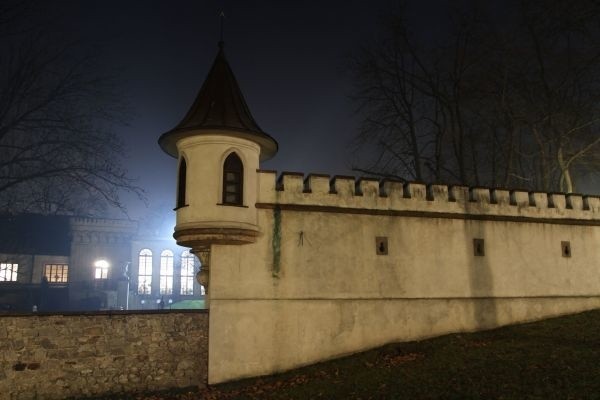 Wieża Plotkarka czeka na zakochanych. Uwaga! Jedyne wejście na basztę prowadzi po&#8230; drabinie.