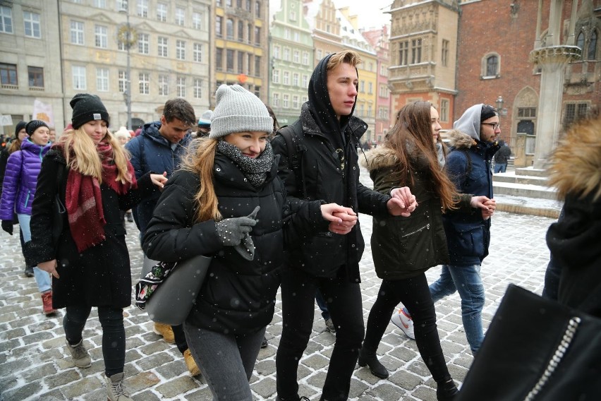 Polonez dla Fredry. Maturzyści zatańczyli na Rynku [MNÓSTWO ZDJĘĆ]