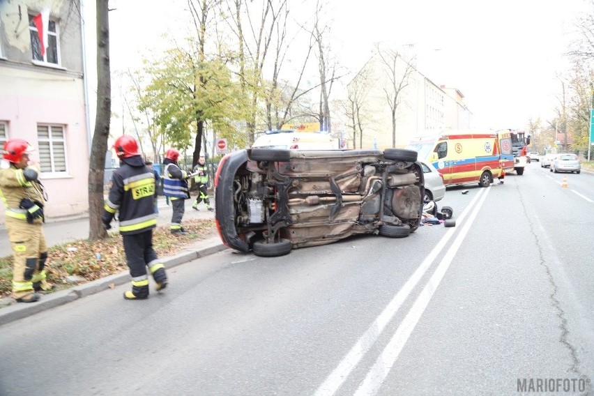 Audi, po zderzeniu z toyotą, przewróciło się na bok....