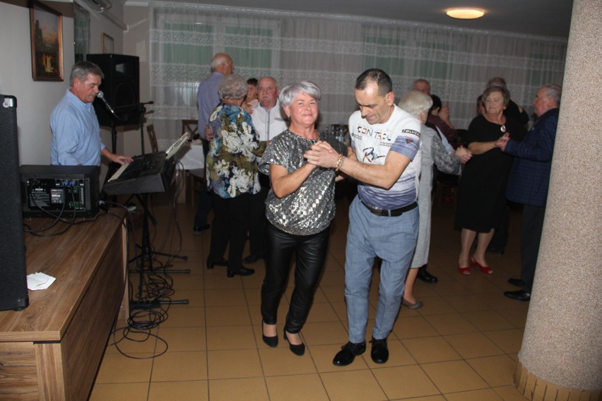 Brzezińscy seniorzy bawili się na potańcówce. Zobaczcie, co się tam działo! ZDJĘCIA