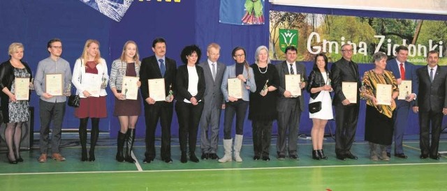 Osoby nagrodzone  podczas „Śledzika u wójta” za działania kulturalne i promowanie gminy Zielonki