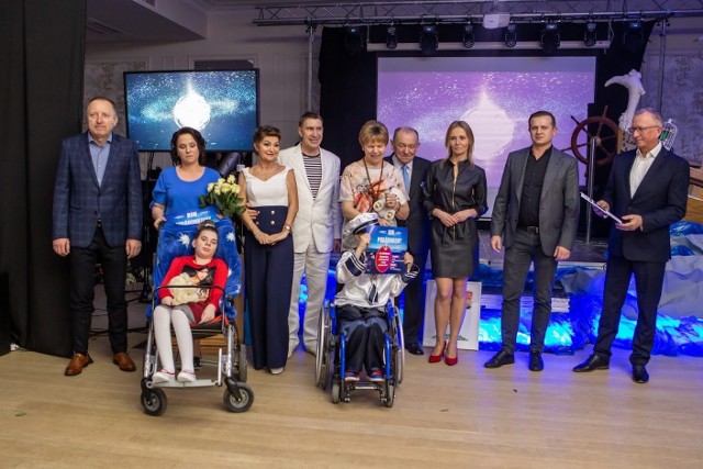 Darczyńcy i podopieczni Fundacji. Od lewej: Marek Dzida, Bożena Janicka - mama Mai Młynarskiej, Małgorzata i Bogusław Wypychewicz - twórcy Fundacji Jesteśmy Blisko, Elżbieta i Henryk Tołwińscy - opiekunowie Bartoszka, Aneta Lis, Radosław Grabiec, Paweł Krzywański.