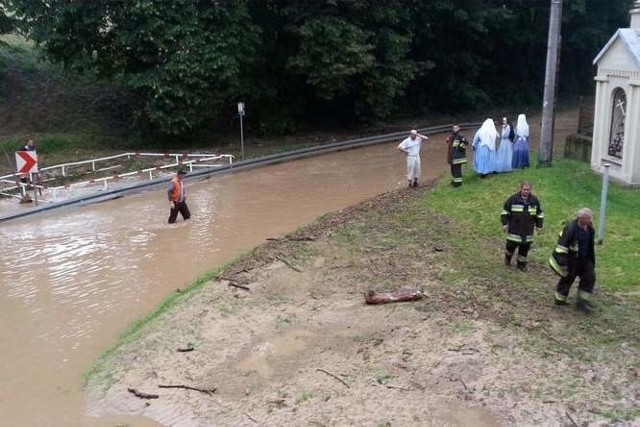 W czerwcu 2013 r. podczas ulewnych deszczy Poręba w gminie Leśnica znalazła się pod wodą. Samorząd wyremontował później zniszczoną drogę z krajowych funduszy zarezerwowanych na usuwanie skutków klęsk żywiołowych.