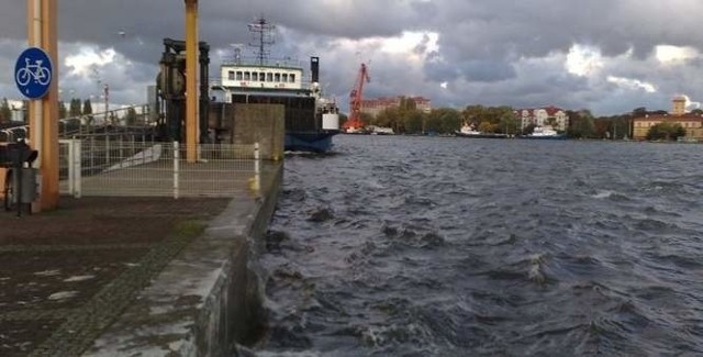 Matka z dzieckiem topiła się w Świnoujściu w kanale portowym przy wybrzeżu Władysława IV