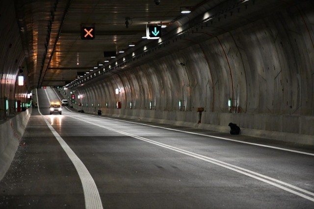 Tunel, który łączy wyspy Wolin i Uznam to najdłuższa tego typu przeprawa w Polsce. Budowa tunelu kosztowała 912 mln zł, z czego ponad 775 mln zł to dofinansowanie unijne (resztę miasto dołożyło z własnego budżetu).