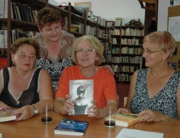 Zaczytane mieszkanki Zębowic, od lewej: Marta Respondek, Krystyna Szczygieł i Krystyna Karońska. U góry dyrektorka biblioteki Barbara Barowska.