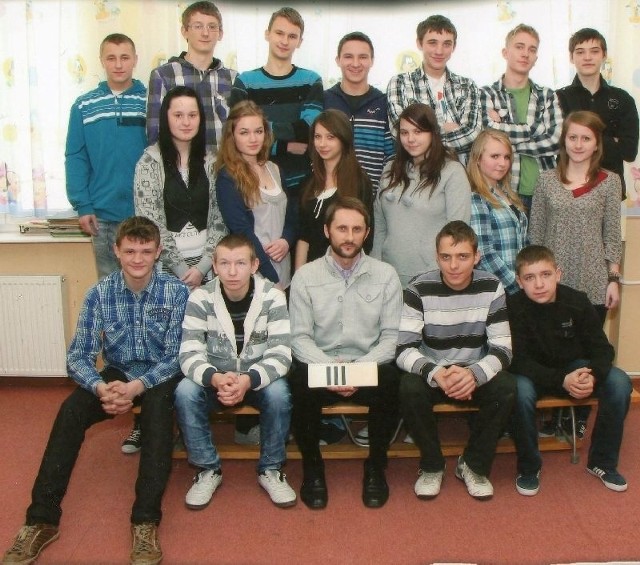 Ci gimnazjaliści z Oleszna &#8211; klasa Ryszarda Kowalczyka - napisali egzamin po trzeciej klasie najlepiej w powiecie.
