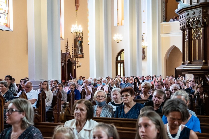 Msza dożynkowa i pożegnanie proboszcza w Kuleszach Kościelnych. Kościół pękał w szwach (ZDJĘCIA)