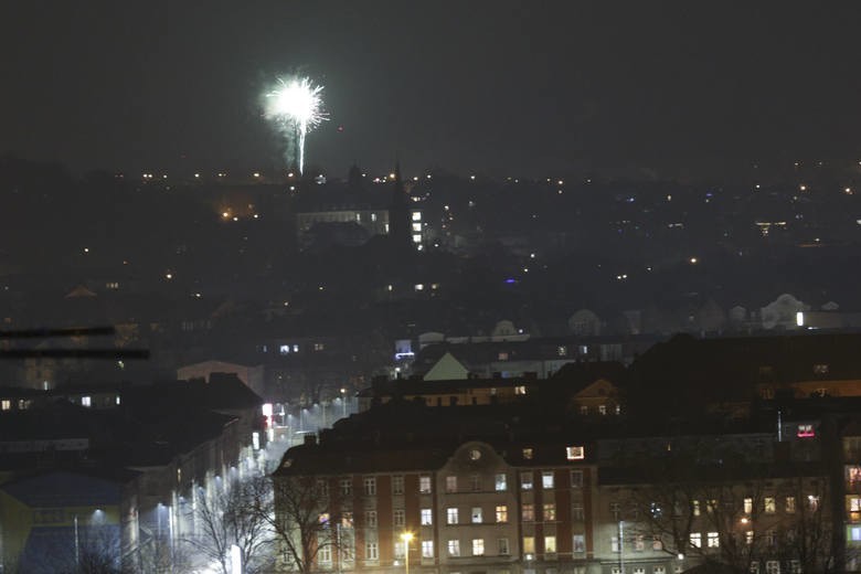 Podpalenie kanapy, dachowanie w Pobłociu i ścięcie lampy w Słupsku. Raport z nocy sylwestrowej w regionie