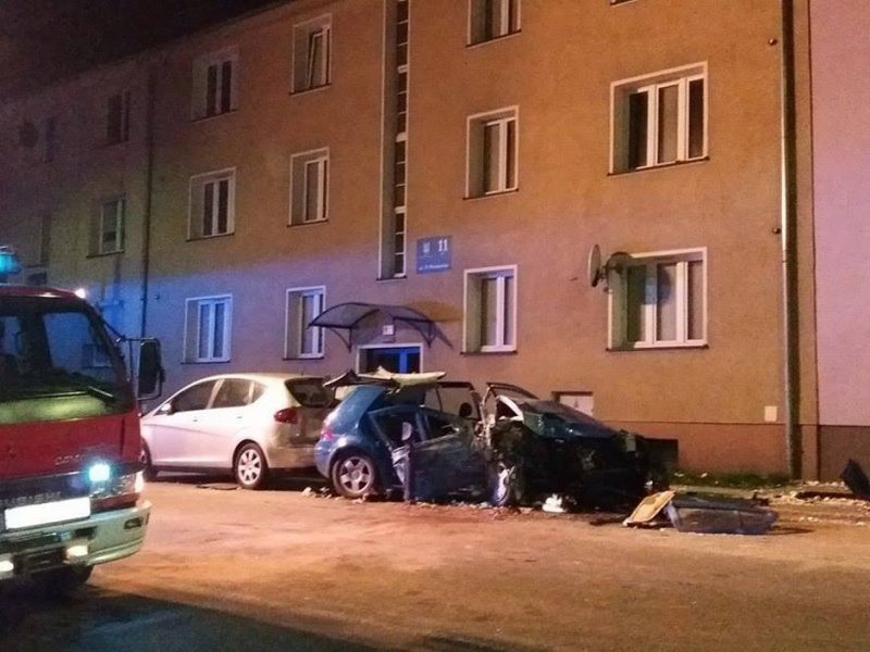 Pijany 20-latek roztrzaskał volkswagena o ścianę bloku.