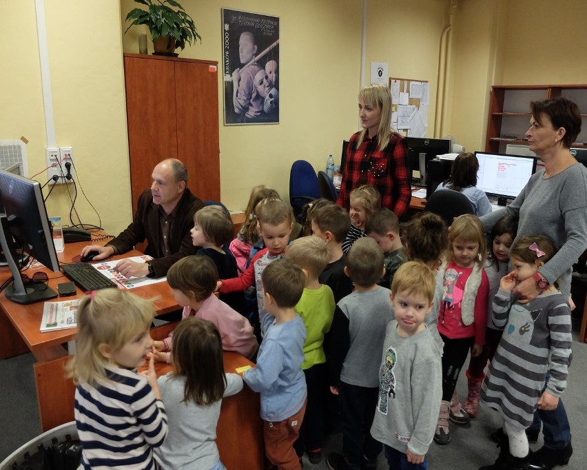 Dzieci z Zielonek w redakcji Gazety Krakowskiej