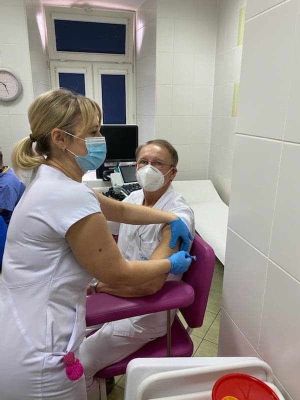 W Świętokrzyskim Centrum Matki i Noworodka w Kielcach także ruszyły szczepienia przeciw COVID-19. Jako pierwszy zaszczepił się dyrektor 