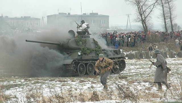 Podobne widowisko odbyło się w Pniewie w 2007 r. Wtedy Niemcy "spalili" atakujący bunkry czołg.