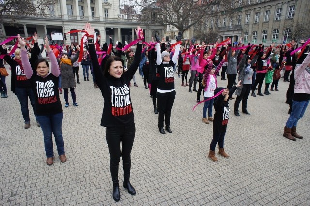 Akcja "One Billion Rising - nazywam się Miliard" na placu Wolności w Poznaniu