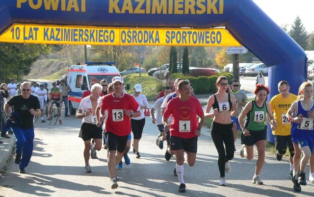 Urodzinowy bieg "10 kilometrów na 10-lecie KOS" wygrał supermaratończyk Jacek Łabudzki (numer 1, w środku), który pochodzi z Kazimierzy Wielkiej.