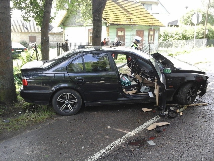 Rudka. Wypadek na DW 681. BMW uderzyło w drzewo. Kierowcę wyciągali strażacy (zdjęcia)