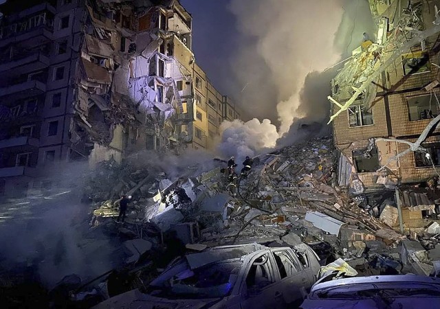 W mieście Dniepr trwa wydobywanie ludzi spod ruin bloku, trafionego rosyjskim pociskiem rakietowym. Co najmniej pięć osób zginęło, a 27 zostało rannych.