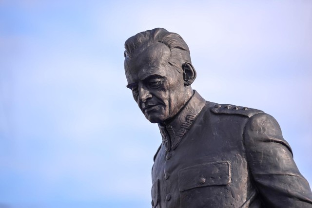 Pomnik rotmistrza Witolda Pileckiego. Gdańsk, plac przed Muzeum II Wojny Światowej.