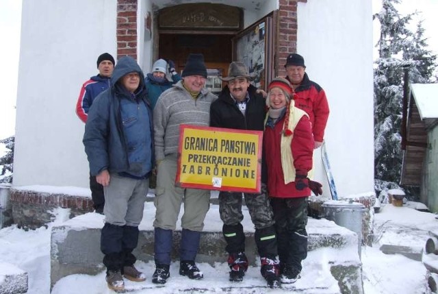 Mirek Petrzik (w środku) z turystami z Polski pod wieżą.