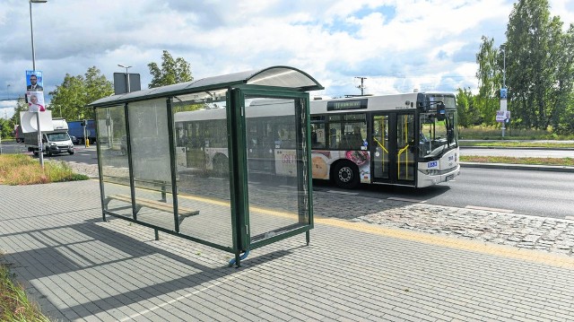 Na przystanku przy ul. zimowej wysiadają m.in. odwiedzający groby na cmentarzu przy Włocławskiej