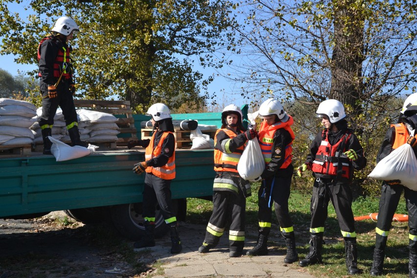 Widowiskowe manewry służb ratowniczych w Państwowej Wyższej Szkole Zawodowej