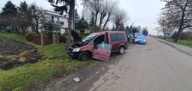 Do groźnie wyglądającego wypadku doszło w Nebrowie Wielkim w gminie Sadlinki. 18-latek kierujący Skodą nie ustąpił pierwszeństwa.