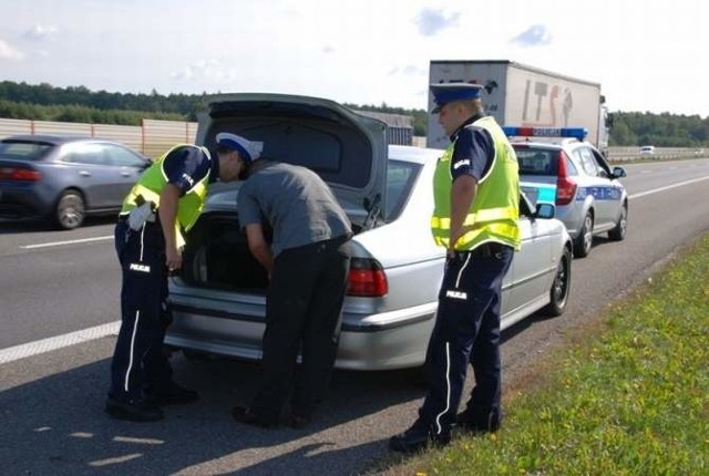 Policjanci przeszukali samochód 28-latka, ale nie znaleźli nic podejrzanego.