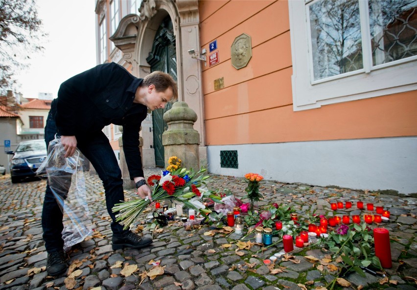 Kwiaty przy francuskiej ambasadzie in Pradze.