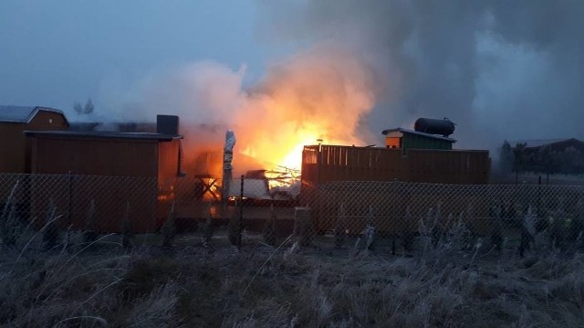 Niespokojnie zaczął się poniedziałek dla strażaków z Witkowa, Wiekowa i Powidza. Musieli oni gasić pożar domku letniskowego, do którego doszło po godz. 7.00 w Wiekowie.Przejdź do kolejnego zdjęcia --->