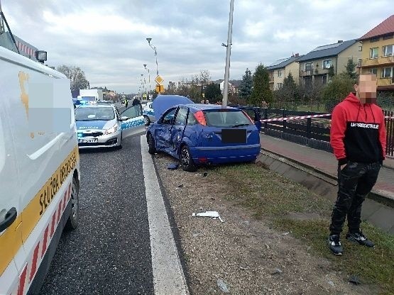 Groźny wypadek trzech samochodów na drodze krajowej numer 73 w Morawicy. Wywrócona cysterna, dwie osoby ranne 