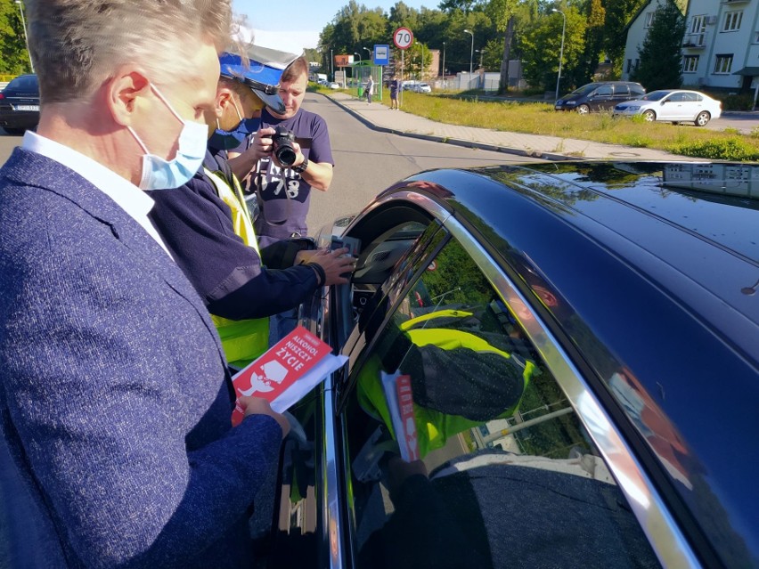  Policja z radnymi i senatorem przestrzegała kierowców na kieleckich ulicach przed jazdą po pijanemu [WIDEO, ZDJĘCIA]