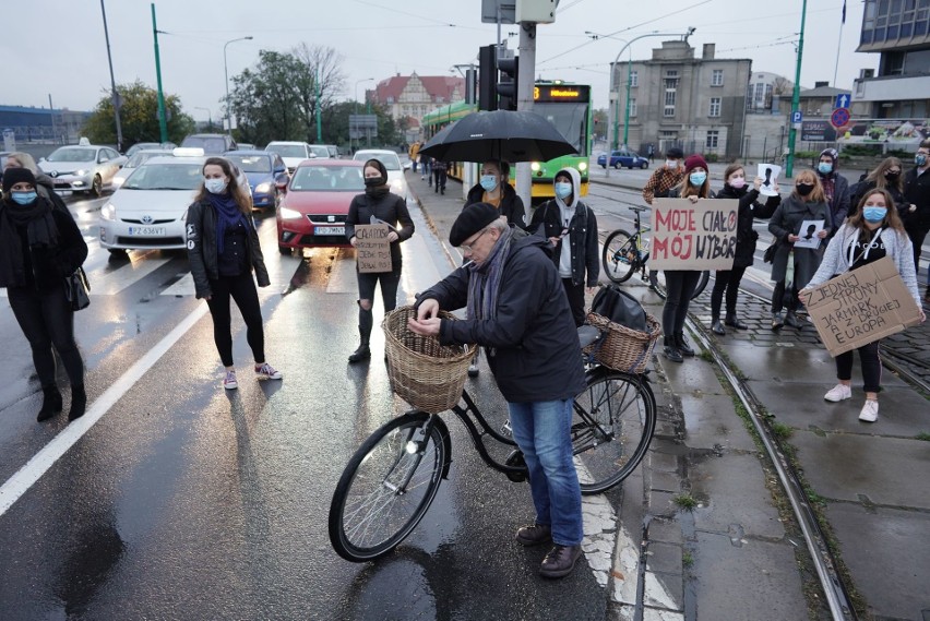Trwa Strajk Kobiet. Protestujący blokują centrum Poznania....