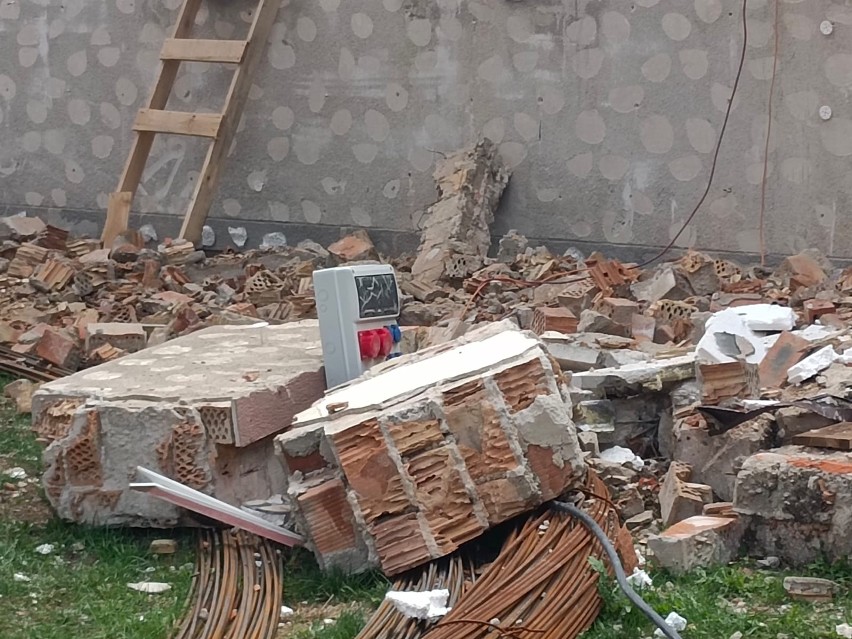 Sypniewo. Wypadek podczas rozbiórki budynku urzędu gminy. 26.07.2023 ściana przygniotła 34-letniego mężczyznę. Zmarł w szpitalu
