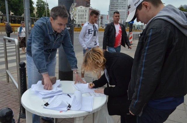 Organizatorzy referendum zbierają podpisy w kilku miejscach Łodzi, m.in. przy skrzyżowaniu al. Mickiewicza i Kościuszki oraz przy ul. Tuwima.