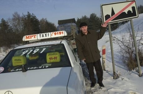 Sławomir Szymańczuk, zastępca prezesa białostockiej korporacji taksówkarskiej, wskazuje miejsce, gdzie mogłyby zostać umieszczone tabliczki oznaczające koniec I strefy taksówkarskiej.