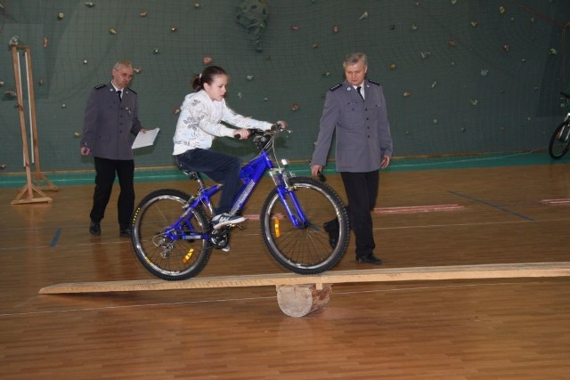 Jednym z zadań w konkursie, jaki przeprowadzono w Przysusze, był rowerowy tor przeszkód.