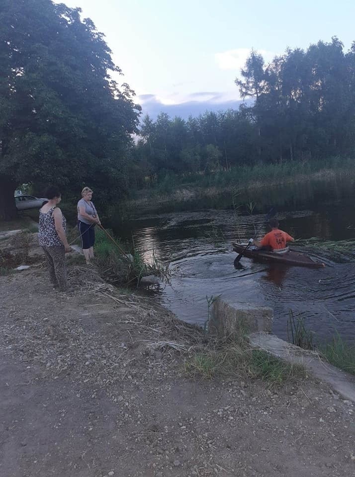 Mieszkańcy Mieronic uprzątają teren tuż przy stawie. już...