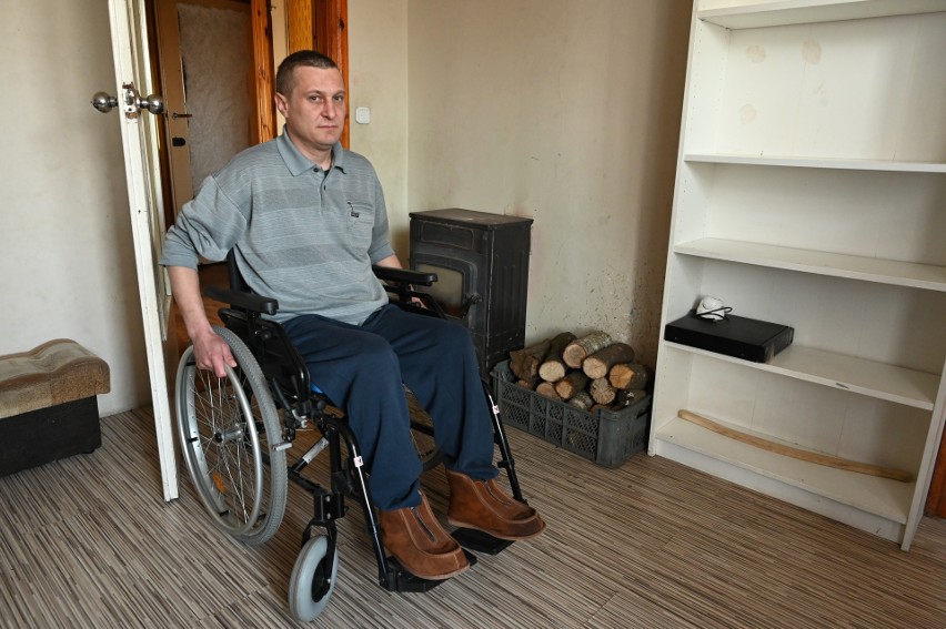 40-letni mieszkaniec Niw, w gminie Daleszyce, stał się więźniem we własnym domu! Świat zawalił mu się z dnia na dzień (ZDJĘCIA, WIDEO)