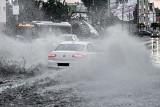 Ponad 15 mln zł z miejskiej kasy bydgoscy drogowcy muszą płacić miejskim wodociągom za... deszcz