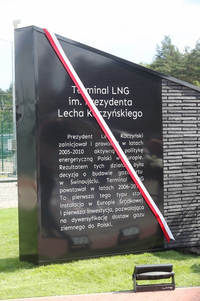 Terminal LNG w Świnoujściu od soboty nosi im. Lecha...